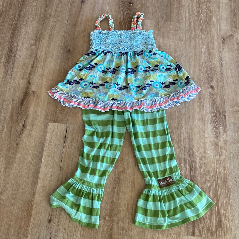 NWOT condition Matilda Jane outfit. Size 8.